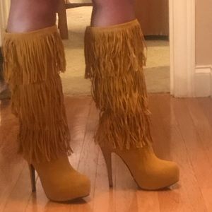 NWOT Shoe Dazzle Fringe Boots